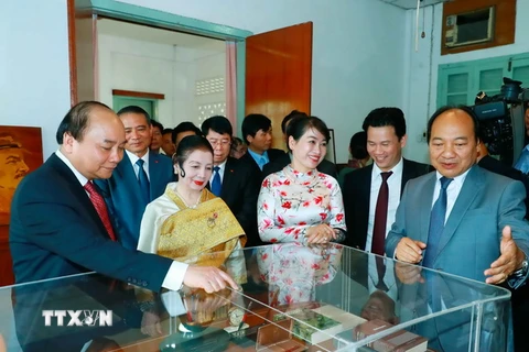 Thủ tướng Nguyễn Xuân Phúc đến thăm Nhà lưu niệm cố Chủ tịch Souphanouvong và gặp gỡ gia đình cố Chủ tịch. (Ảnh: Thống Nhất/TTXVN)
