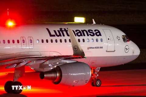  Máy bay Airbus 320-200 của Hãng hàng không Lufthansa tại Duesseldorf, Đức. (Nguồn: AFP/TTXVN) 