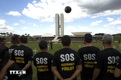 Cảnh sát Brazil biểu tình trước tòa nhà Quốc hội ở Brasilia ngày 18/4. (Nguồn: EPA/TTXVN)