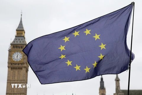 Cờ của EU bên tòa nhà Quốc hội Anh ở London ngày 29/3. (Nguồn: THX//TTXVN)