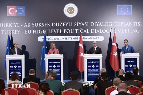 Ủy viên phụ trách vấn đề mở rộng EU Johannes Hahn, Cao ủy phụ trách chính sách an ninh và đối ngoại của EU Federica Mogherini, Ngoại trưởng Thổ Nhĩ Kỳ Mevlut Cavusoglu và Bộ trưởng Các vấn đề châu Âu của Thổ Nhĩ Kỳ Omer Celik tại cuộc họp báo ở Ankara 