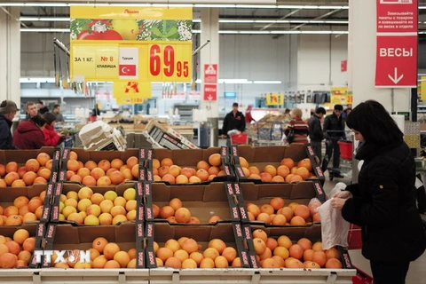 Khách hàng lựa chọn hoa quả Thổ Nhĩ Kỳ tại siêu thị ở Moskva (Nga). (Nguồn: THX/ TTXVN)