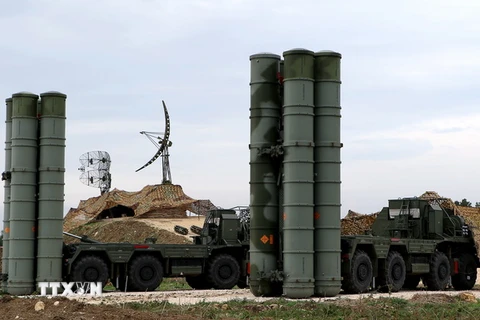Hệ thống phòng thủ tên lửa S-400 Triumf của Nga tại căn cứ quân sự Hmeimim ở tỉnh Latakia, miền tây bắc Syria ngày 16/12/2015. (Nguồn: AFP/TTXVN)