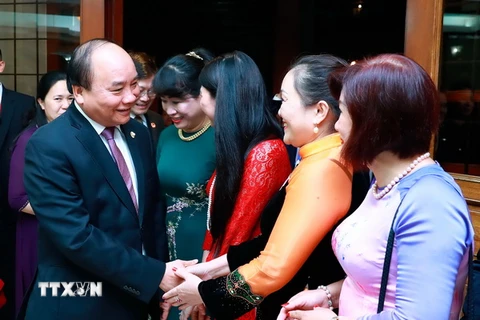 Thủ tướng Nguyễn Xuân Phúc với cán bộ nhân viên, cộng đồng người Việt tại Philippines. (Ảnh: Thống Nhất/TTXVN)