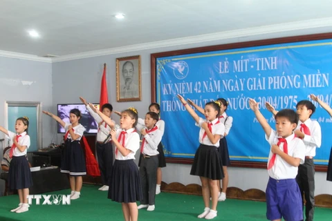 Các em học sinh trường tiểu học hữu nghị Khmer-Việt Nam Tân Tiến biểu diễn văn nghệ ca ngợi quê hương đất nước. (Ảnh: Phan Minh Hưng/TTXVN)