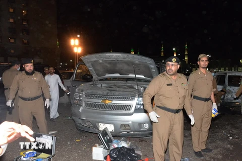 Cảnh sát điều tra tại hiện trường vụ đánh bom liều chết ở thành phố Medina. (Nguồn: AFP/TTXVN)