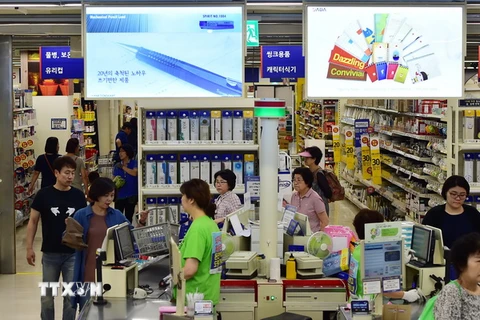 Khách hàng mua sắm tại một cửa hàng bán lẻ ở Seoul, Hàn Quốc ngày 7/9/2015. (Nguồn: AFP/TTXVN)