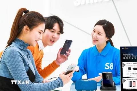 Khách hàng trải nghiệm điện thoại Samsung Galaxy S8 tại một cửa hàng ở Seoul ngày 6/4. (Nguồn: YONHAP/TTXVN)