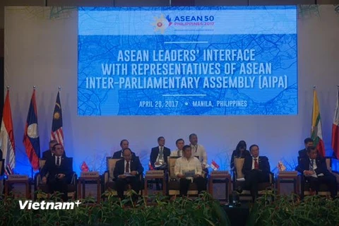 Hội đồng liên minh nghị viện Đông Nam Á(AIPA) gặp gỡ và trình bày Thông điệp tới các nhà lãnh đạo ASEAN trong khuôn khổ hội nghị cấp cao ASEAN lần thứ 30 tại Manila, Philippines chiều 29/4. (Nguồn: Mỹ Bình/Vietnam+)