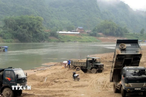 Điểm khai thác cát trên sông Lô, Tuyên Quang. (Ảnh Quang Đán/TTXVN)