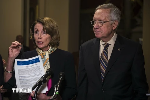 Lãnh đạo phe thiểu số Hạ viện Mỹ Nancy Pelosi (trái) và Lãnh đạo phe thiểu số Thượng viện Harry Reid tại cuộc họp báo về thỏa thuận ngân sách ở thủ đô Washington ngày 28/10. (Nguồn: AFP/TTXVN)