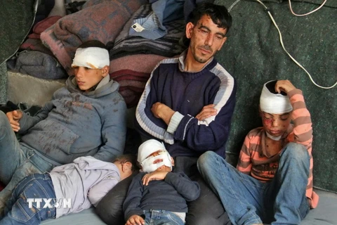 Nạn nhân bị thương trong một vụ đánh bom nhằm vào đoàn xe chở người sơ tán ở Idlib, Syria ngày 17/4. (Nguồn: EPA/TTXVN)