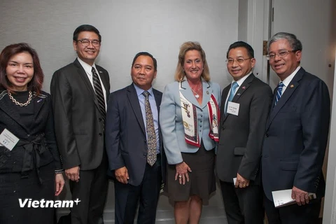 Các Đại sứ ASEAN gặp Hạ nghị sỹ Wagner và Castro. (Ảnh: Đoàn Hùng/Vietnam+)