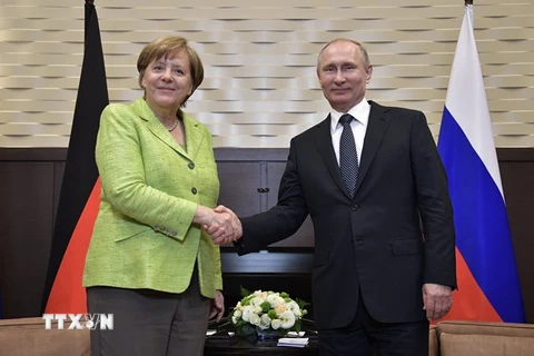 Tổng thống Nga Vladimir Putin (phải) và Thủ tướng Đức Angela Merkel tại thành phố Sochi ngày 2/5. (Nguồn: EPA/TTXVN)