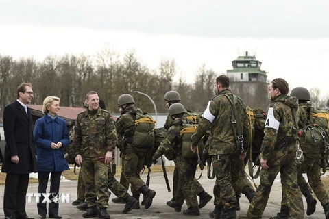 Bộ trưởng Quốc phòng Đức Ursula von der Leyen (thứ 2, trái) thăm một trung tâm huấn luyện nhảy dù ở Altenstadt, nam Đức ngày 3/2. (Nguồn: EPA/TTXVN)