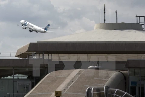 Một máy bay của Hãng hàng không EgyptAir cất cánh từ sân bay Charles de Gaule ở thủ đô Paris, Pháp ngày 19/5. (Nguồn: EPA/TTXVN)