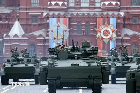 Xe quân sự của Nga tại lễ diễu binh kỷ niệm 72 năm Ngày Chiến thắng vĩ đại ở Moskva ngày 9/5. (Nguồn: EPA/TTXVN)