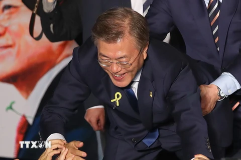 Ông Moon Jae-In (giữa) chia vui cùng những người ủng hộ sau khi kết quả bầu Tổng thống được Ủy ban Bầu cử quốc gia Hàn Quốc công bố, tại Seoul ngày 10/5. (Nguồn: Yonhap/TTXVN)
