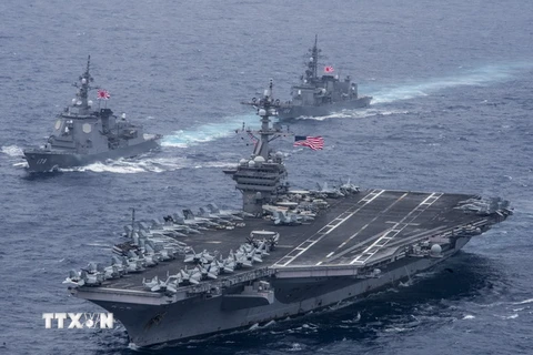 Tàu sân bay Carl Vinson của Mỹ cùng với tàu khu trục của Nhật Bản tại Biển Philippines ngày 26/4. Ảnh minh họa. (Nguồn: EPA/TTXVN)