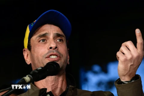 Thủ lĩnh Liên minh Bàn đoàn kết dân chủ (MUD) đối lập ở Venezuela, ông Henrique Capriles trong cuộc họp báo tại Caracas ngày 7/4. (Nguồn: AFP/TTXVN)