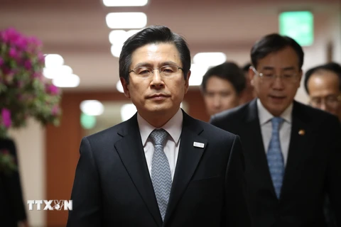 Quyền Tổng thống kiêm Thủ tướng Hàn Quốc Hwang Kyo-ahn tới dự cuộc họp nội các ở Seoul ngày 15/3. (Nguồn: YONHAP/TTXVN)