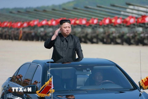 Nhà lãnh đạo Triều Tiên Kim Jong-un kiểm tra một cuộc tập trận bắn đạn thật nhân dịp kỷ niệm 85 năm ngày thành lập Quân đội Nhân dân Triều Tiên (25/4/1932-25/4/2017). (Nguồn: Yonhap/TTXVN)