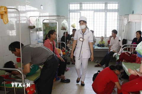 Các cháu học sinh trường mẫu giáo Đăk Hring đang được điều trị tại Trung tâm y tế huyện Đăk Hà. (Ảnh: Hồng Điệp/TTXVN)
