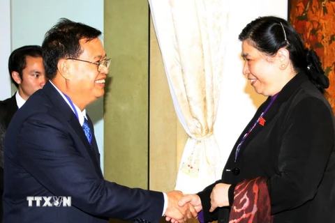 Phó Chủ tịch Quốc hội Tòng Thị Phóng tiếp thân mật Trưởng đoàn, Phó Chủ tịch Quốc hội Lào Somphan Phengkhammy. (Ảnh: Hoàng Hải/TTXVN) 