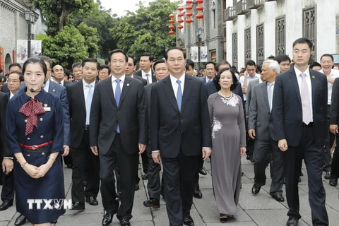 Chủ tịch nước Trần Đại Quang và Phu nhân tham quan Khu phố cổ của thành phố Phúc Châu. (Ảnh: Nhan Sáng/TTXVN)
