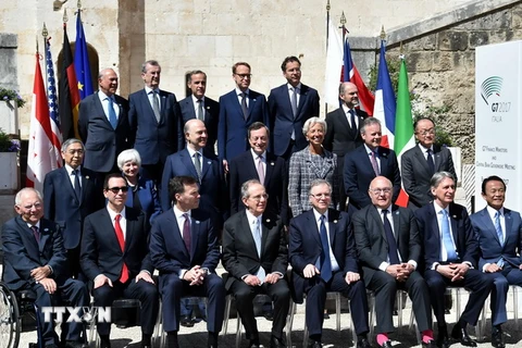 Các đại biểu chụp ảnh chung tại Hội nghị Bộ trưởng Tài chính và các Thống đốc Ngân hàng Trung ương G7 ở Bari ngày 13/5. (Nguồn: AFP/TTXVN)