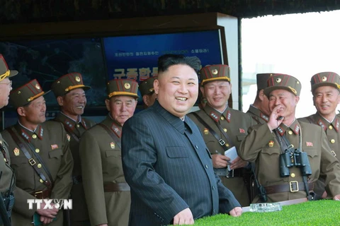 Nhà lãnh đạo Triều Tiên Kim Jong-un kiểm tra một cuộc tập trận bắn đạn thật nhân dịp kỷ niệm 85 năm ngày thành lập Quân đội Nhân dân Triều Tiên (25/4/1932 - 25/4/2017). (Nguồn: Yonhap/TTXVN)