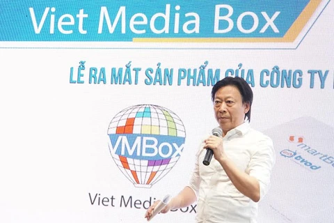 Ông Phạm Mạnh Cường, Tổng Giám đốc MC Media, giới thiệu Việt Media Box. (Ảnh: Phạm Văn Thắng/TTXVN)