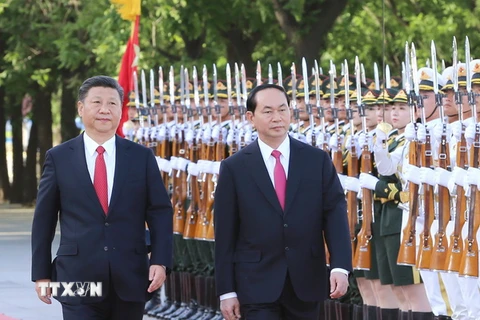 Tổng Bí thư, Chủ tịch nước Trung Quốc Tập Cận Bình và Chủ tịch nước Trần Đại Quang duyệt đội quân danh dự. (Ảnh: Nhan Sáng/TTXVN)
