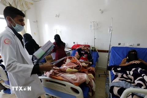 Bệnh nhân mắc dịch tả được điều trị tại một bệnh viện ở Sana'a, Yemen ngày 12/5. (Nguồn: EPA/TTXVN)