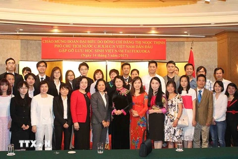Phó Chủ tịch nước Đặng Thị Ngọc Thịnh chụp ảnh chung với các đại biểu Đoàn Việt Nam và các học sinh, sinh viên Việt Nam tại Fukuoka. (Ảnh: Quang Hải/TTXVN)