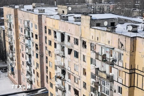 Một tòa nhà bị phá hủy trong vụ pháo kích của quân đội Ukraine vào thành phố Avdiivka, miền Đông Ukraine ngày 3/2. (Nguồn: EPA/TTXVN)