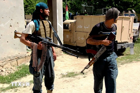 Cảnh sát Afghanistan trong chiến dịch truy quét các phần tử Taliban ở tỉnh Kunduz, miền bắc Afghanistan ngày 17/4. (Nguồn: THX/TTXVN)