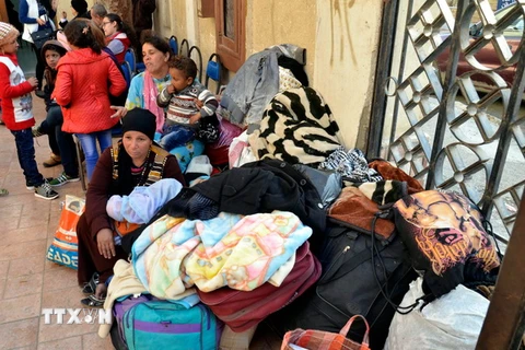 Người dân rời bỏ nhà cửa ở tỉnh Bắc Sinai tới tị nạn tại một nhà thờ Thiên chúa giáo ở tỉnh Ismailia ngày 24/2. (Nguồn: EPA/TTXVN)