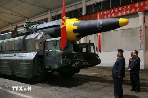 Nhà lãnh đạo Triều Tiên Kim Jong-un (phía trước) kiểm tra loại tên lửa đạn đạo đất đối đất tầm trung Hwasong-12 ngày 15/4. (Nguồn: Yonhap/TTXVN)