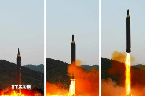 Tên lửa đạn đạo chiến lược đất đối đất kiểu mới Hwasong-12 được phóng thử tại Triều Tiên ngày 14/5. (Nguồn: Yonhap/TTXVN)