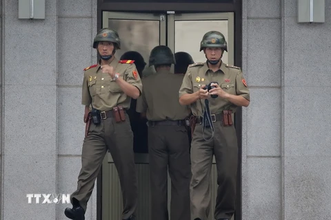 Binh sỹ quân đội Triều Tiên gác tại lễ kỷ niệm 63 năm Ngày ký Hiệp ước đình chiến giữa hai miền Triều Tiên ở Panmunjom, ngày 27/7. (Nguồn: EPA/TTXVN)
