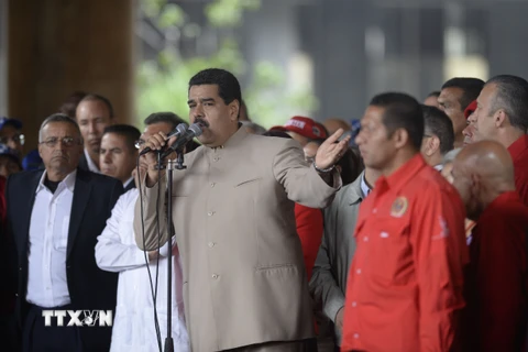 Tổng thống Venezuela Nicolas Maduro (giữa) sau khi thông báo kêu gọi soạn thảo một bản Hiến pháp mới ở Caracas ngày 3/5. (Nguồn: AFP/TTXVN)