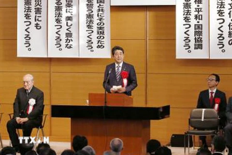 Thủ tướng Nhật Bản Shinzo Abe (giữa) ngày 3/5 đã bố một kế hoạch nhằm tìm kiếm sự thay đổi đầu tiên đối với bản Hiến pháp sau Chiến tranh thế giới thứ II của nước này. (Nguồn: Kyodo/TTXVN)