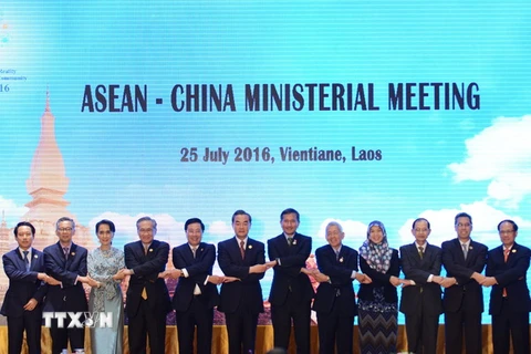 Thông qua Tuyên bố chung ASEAN-Trung Quốc về thực hiện đầy đủ và hiệu quả Tuyên bố về cách ứng xử của các bên trên Biển Đông (DOC) tại Hội nghị Bộ trưởng Ngoại giao ASEAN-Trung Quốc tháng 7/2016. (Nguồn: THX/ TTXVN)