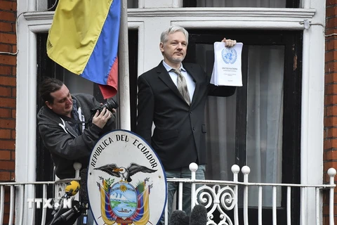 Nhà sáng lập trang mạng WikiLeaks Julian Assange gặp gỡ báo giới tại ban công Đại sứ quán Ecuador ở London (Anh) ngày 2/5/2016. (Nguồn: AFP/TTXVN)