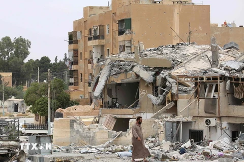 Cảnh đổ nát sau các cuộc giao tranh tại thị trấn Tabqa, cách thành phố Raqa 55 km về phía tây ngày 18/5. (Nguồn: AFP/TTXVN)