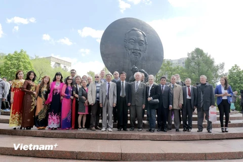 Chụp ảnh lưu niệm trước Tượng đài Bác Hồ ở thủ đô Moskva. (Ảnh: Quang Vinh/Vietnam+)