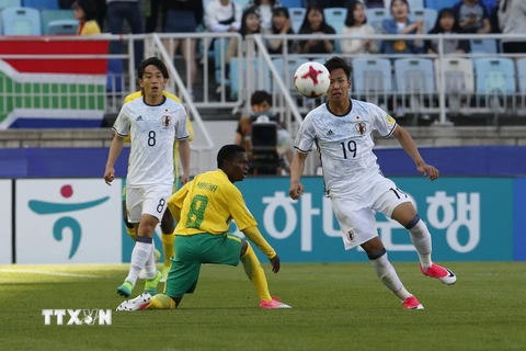 Pha tranh bóng giữa cầu thủ Kakeru Funaki (phải) của Nhật Bản với Sibongakonke Mbatha (trái) của Nam Phi trong trận đấu. (Nguồn: EPA/TTXVN)