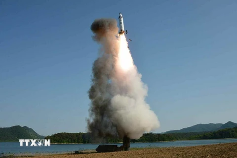 Tên lửa đạn đạo tầm trung mới Pukguksong-2 của Triều Tiên được phóng thử từ vùng Pukchang tại một tỉnh miền tây Triều Tiên ngày 21/5. (Nguồn: Yonhap/TTXVN)