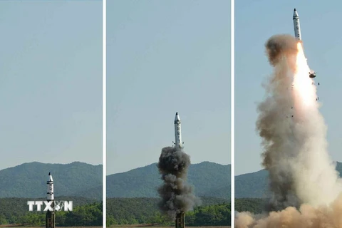 Tên lửa đạn đạo tầm trung mới Pukguksong-2 của Triều Tiên được phóng thử từ vùng Pukchang thuộc một tỉnh miền tây Triều Tiên ngày 21/5. (Nguồn: Yonhap/TTXVN)